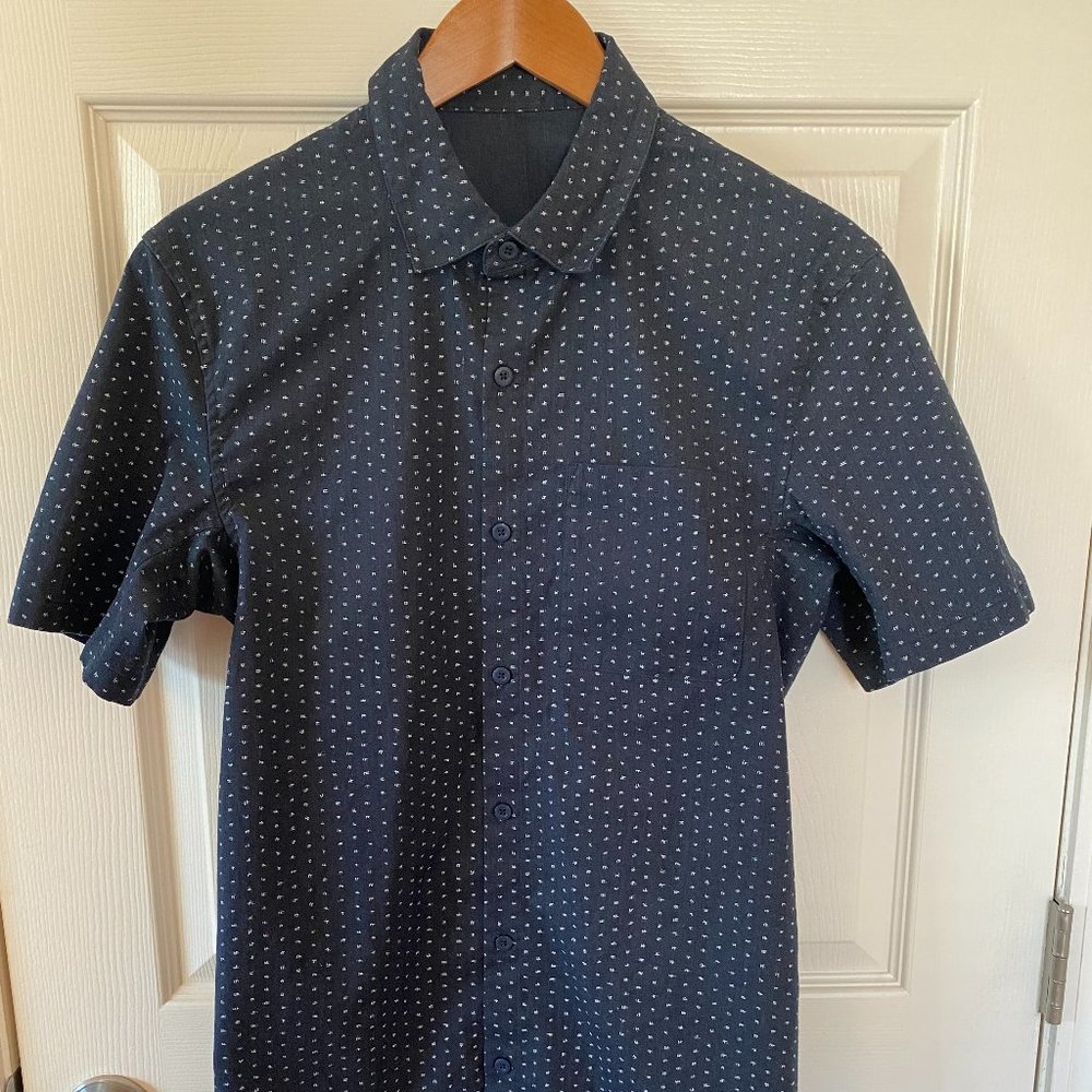 Lululemon Men’s Blue Button-up Collared Shirt (Large)